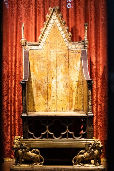 “Coronation Chair” by Darkmaterial/Wikimedia Commons (https://commons.wikimedia.org/wiki/File:Coronation_Chair-0001.jpg)