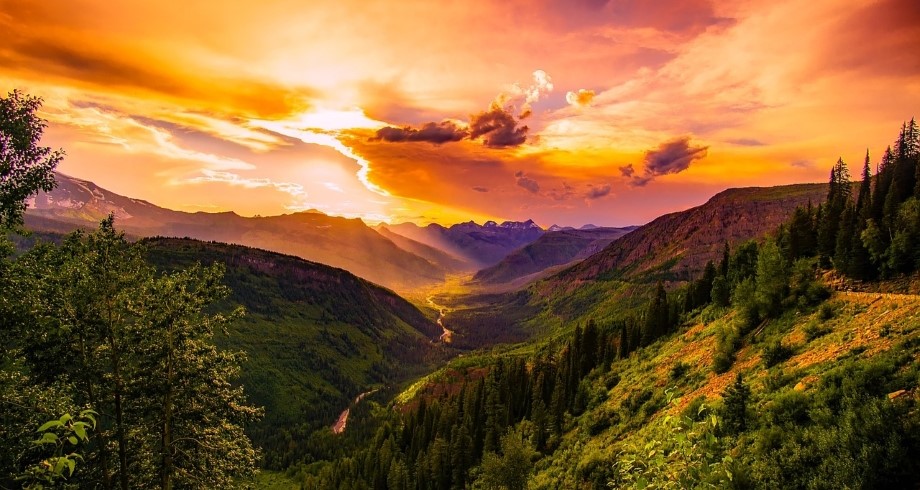 Montana sunset https://pixabay.com/photos/montana-sunset-dusk-sky-clouds-1829251/