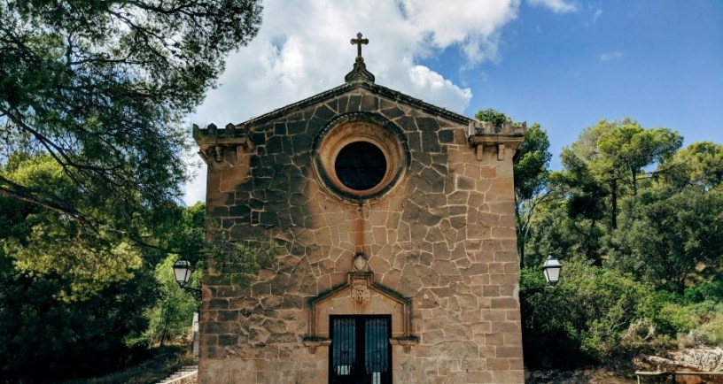 Chapel. https://www.pexels.com/photo/chapel-at-mallorca-spain-3163982/
